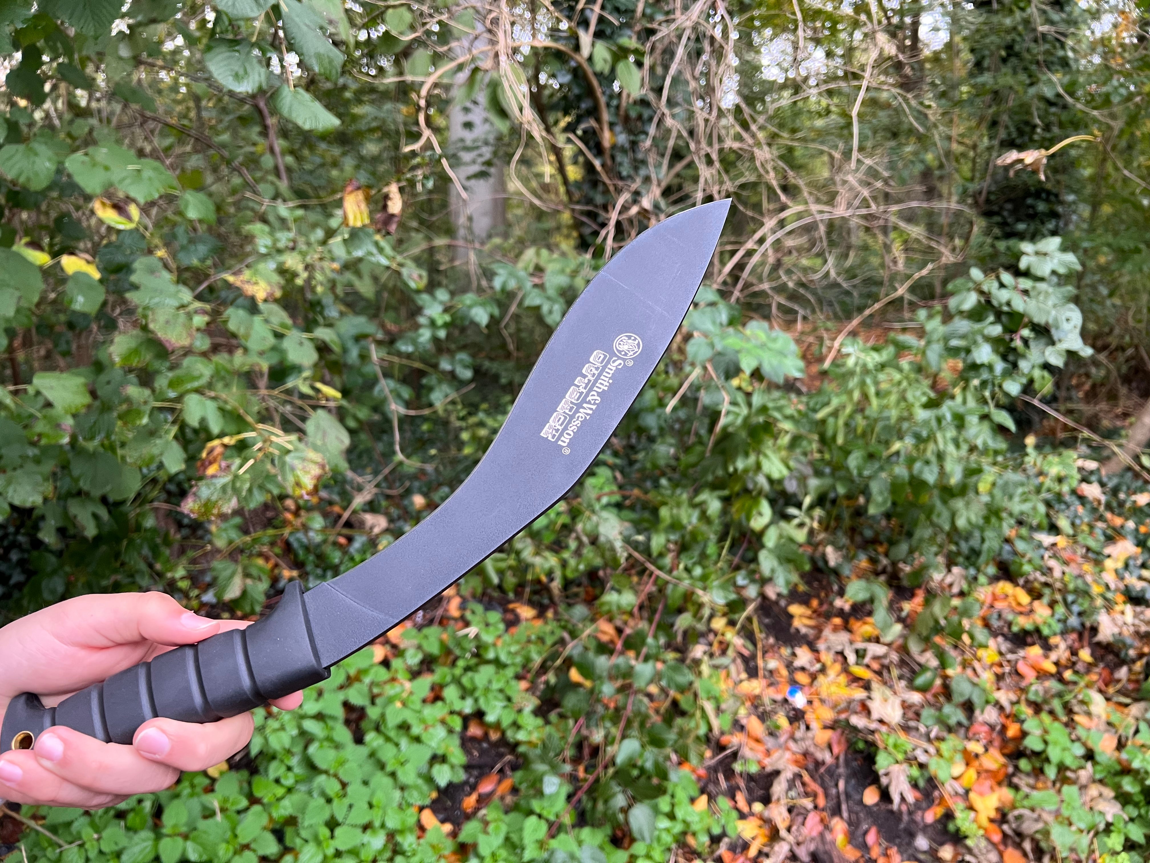 Smith & Wesson Outback Kukri - Robust bush knife with safe grip and nylon sheath