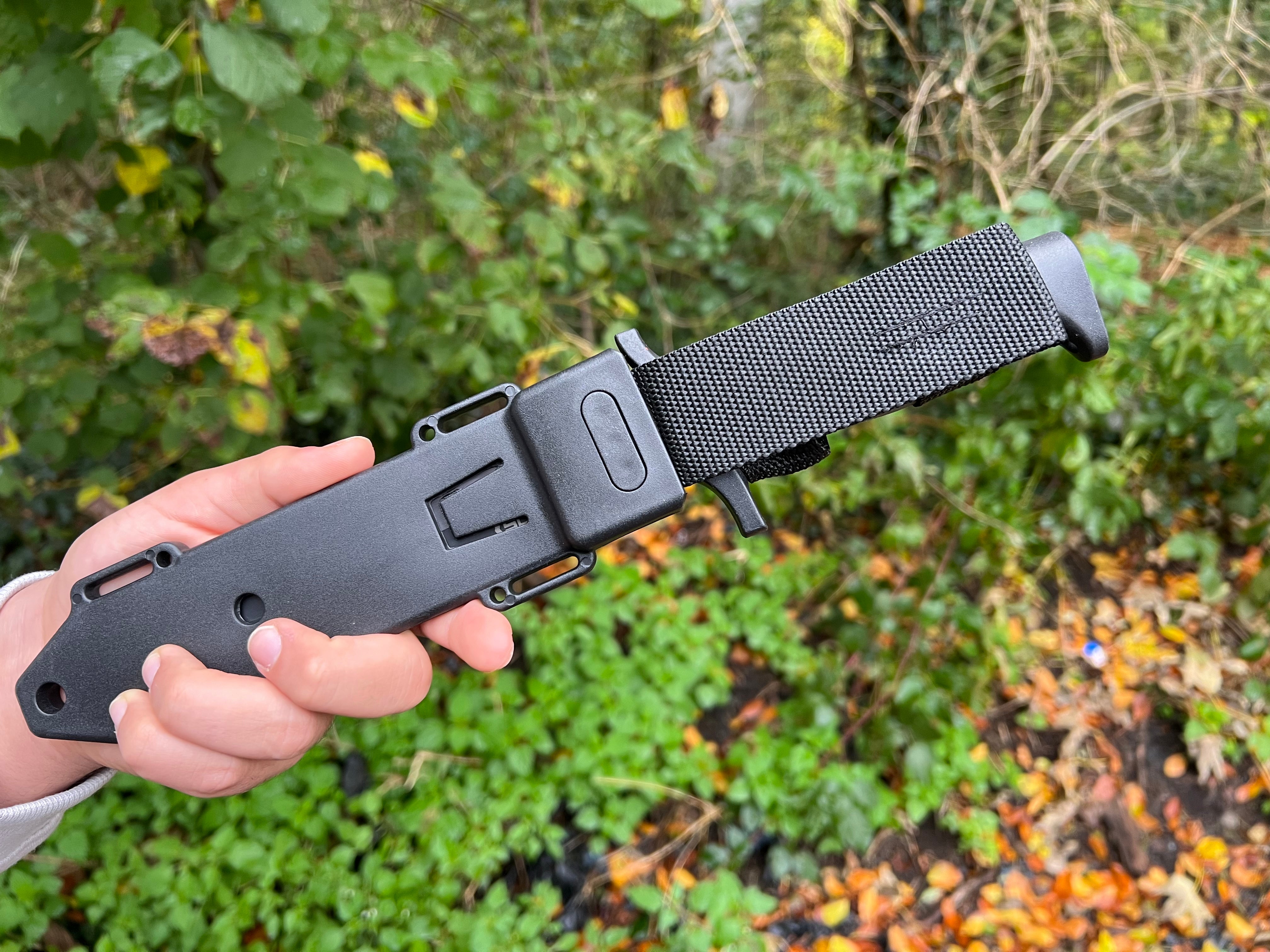 Outdoor Hunting Knife "Forest Ranger" - Robust Stainless Steel Blade in Black-Olive Rubberized Handle-Incl. Polymer sheath with belt and leg urts