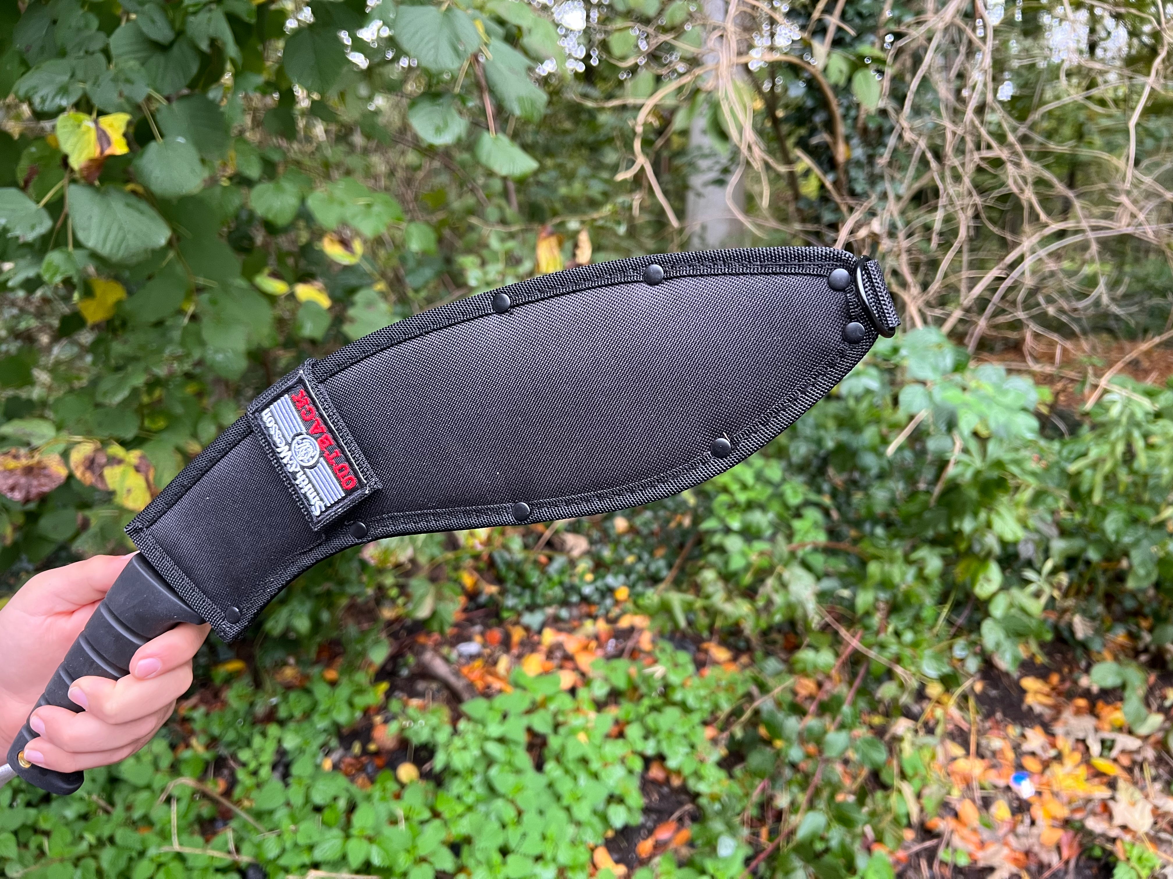 Smith & Wesson Outback Kukri - Robust bush knife with safe grip and nylon sheath
