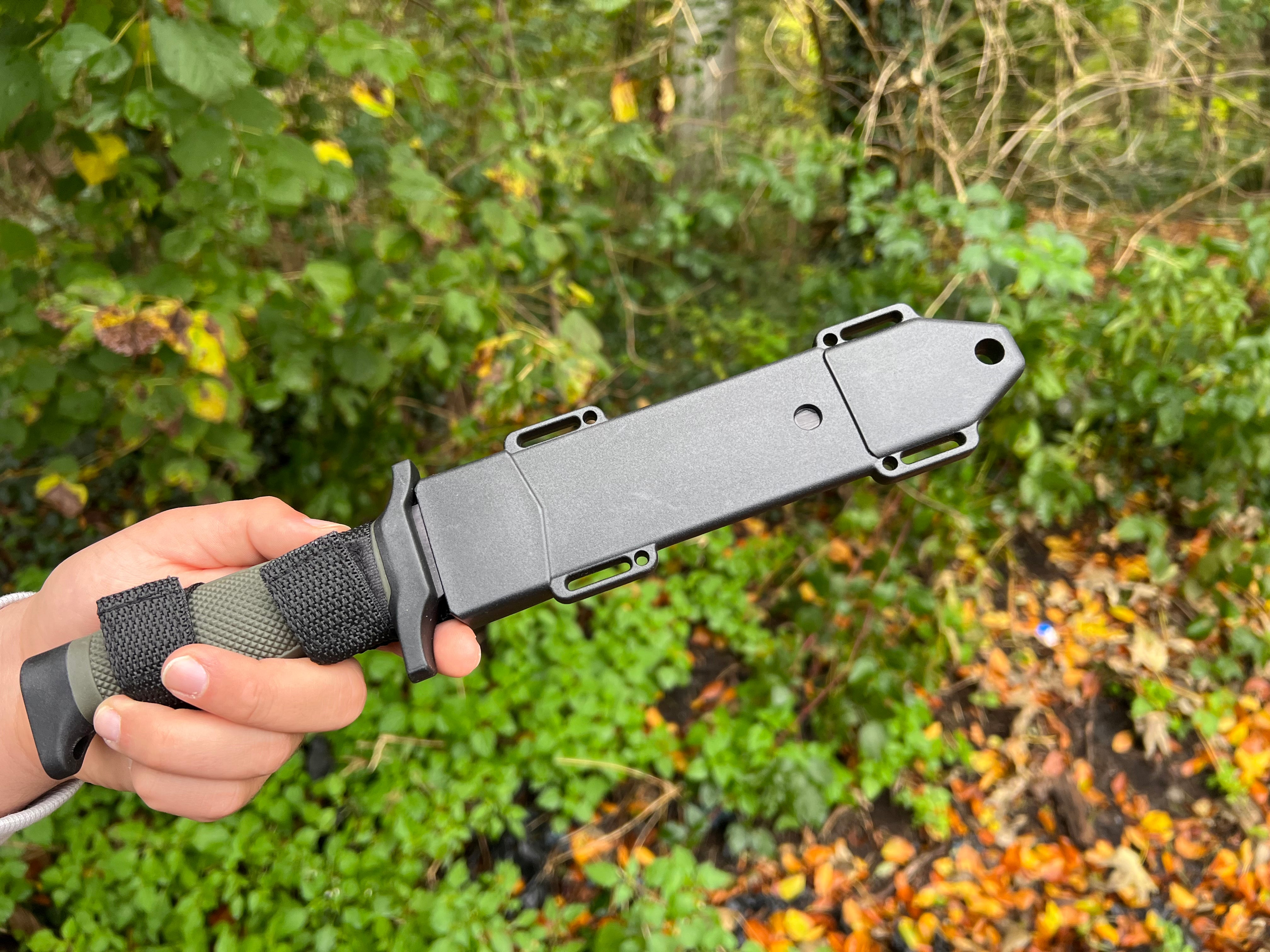 Outdoor Hunting Knife "Forest Ranger" - Robust Stainless Steel Blade in Black-Olive Rubberized Handle-Incl. Polymer sheath with belt and leg urts