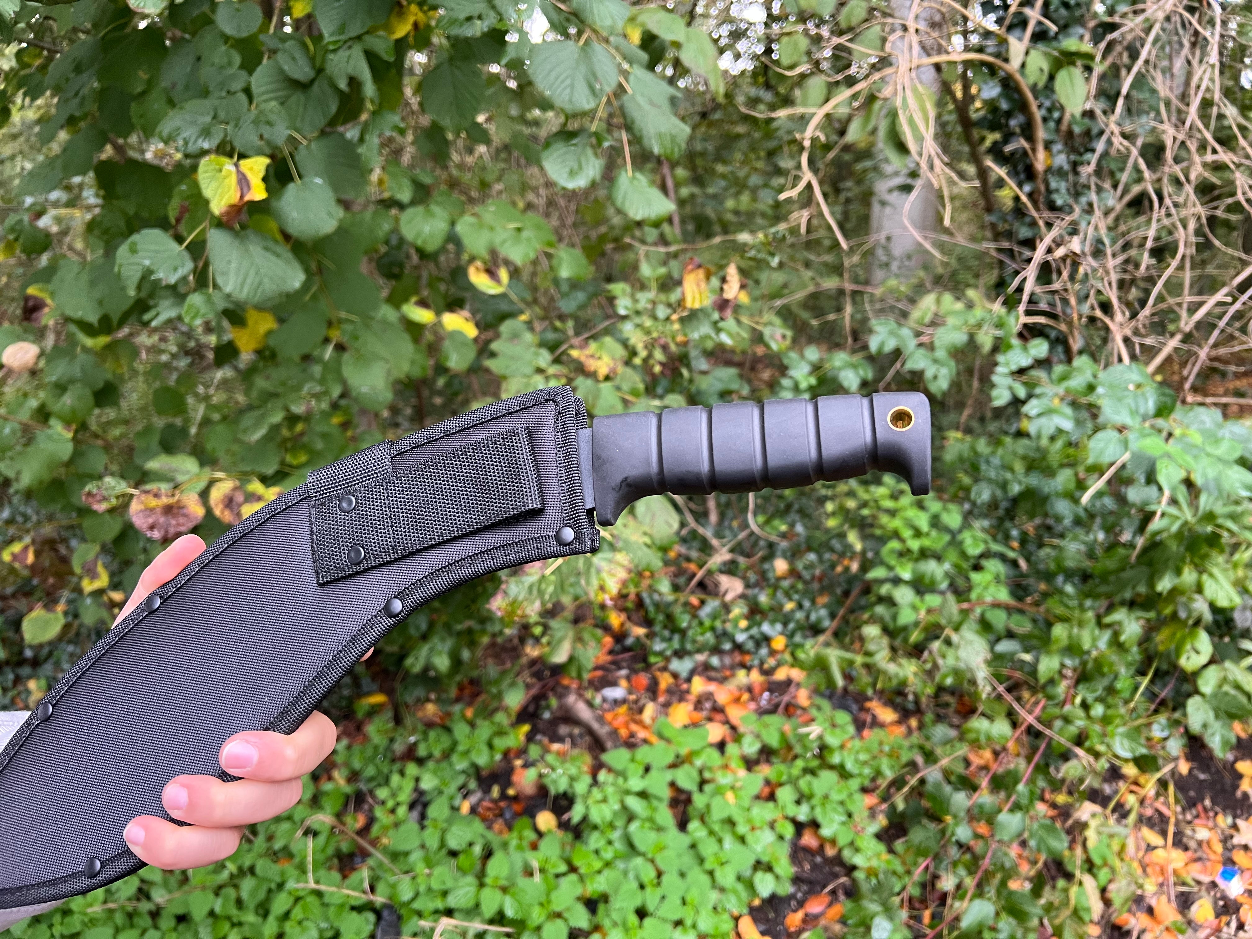 Smith & Wesson Outback Kukri - Robust bush knife with safe grip and nylon sheath