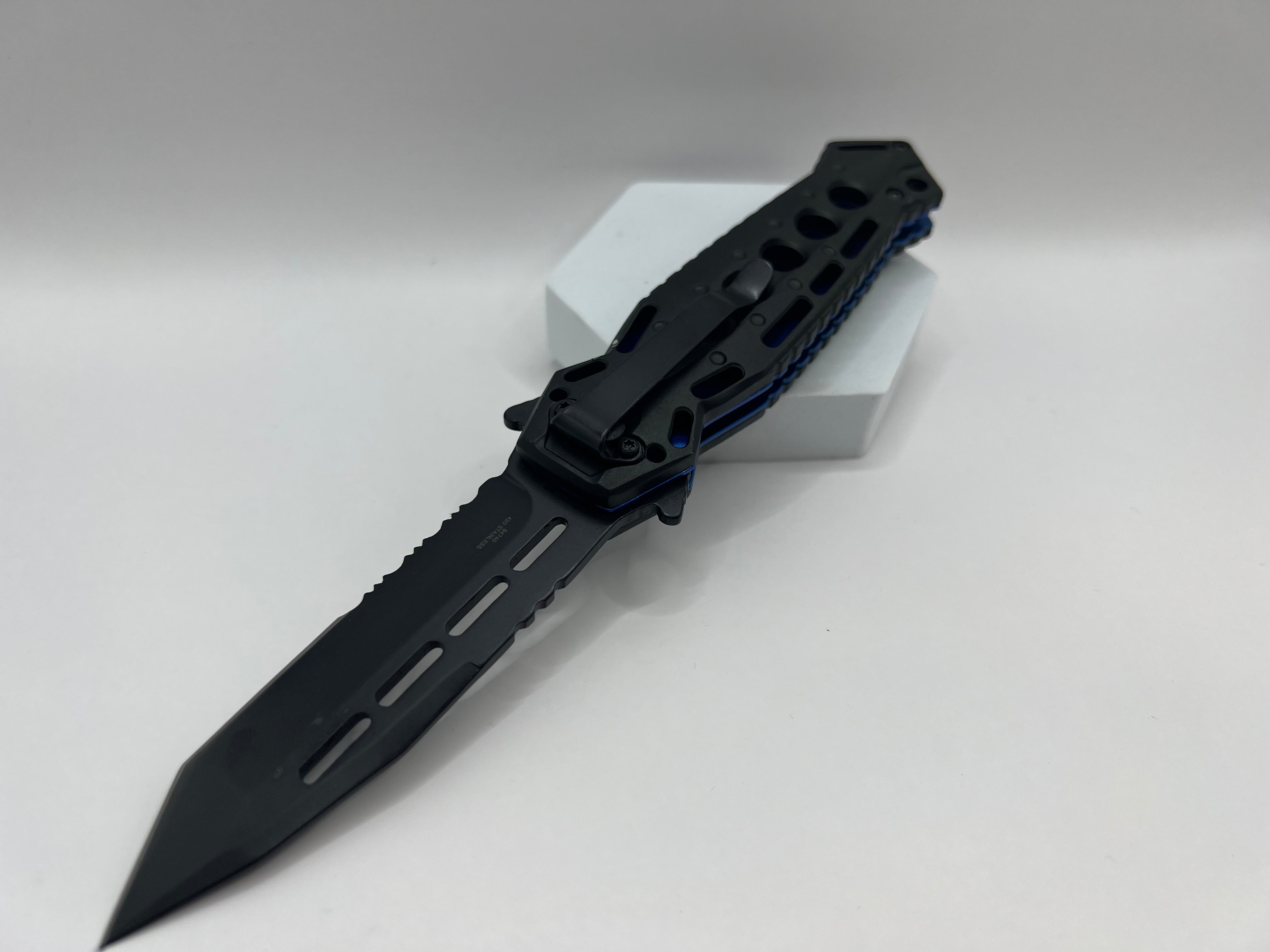 Stiletto Blue - Ein stilvolles Taschenmesser mit markanter Eleganz