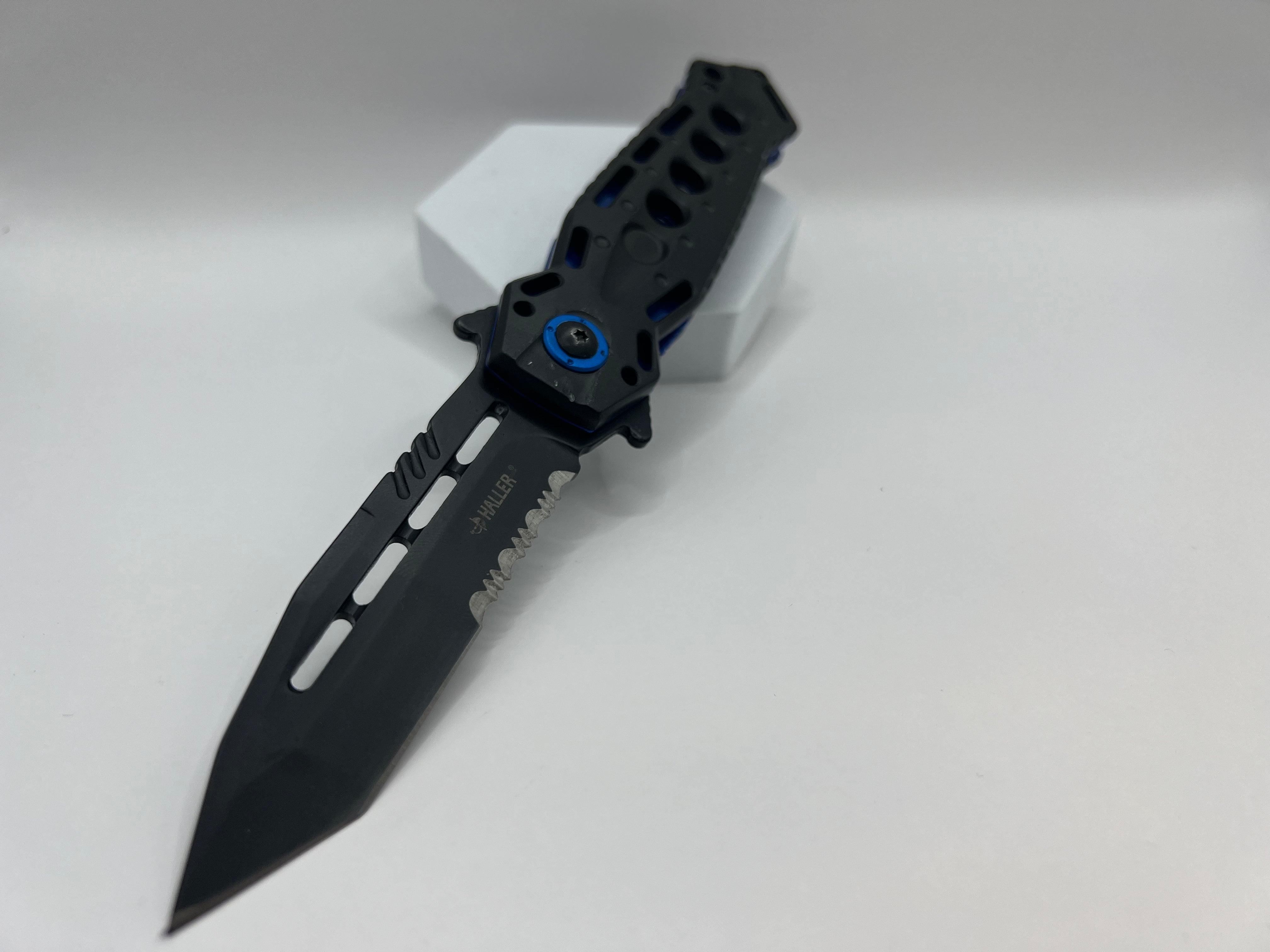 Stiletto Blue - Ein stilvolles Taschenmesser mit markanter Eleganz