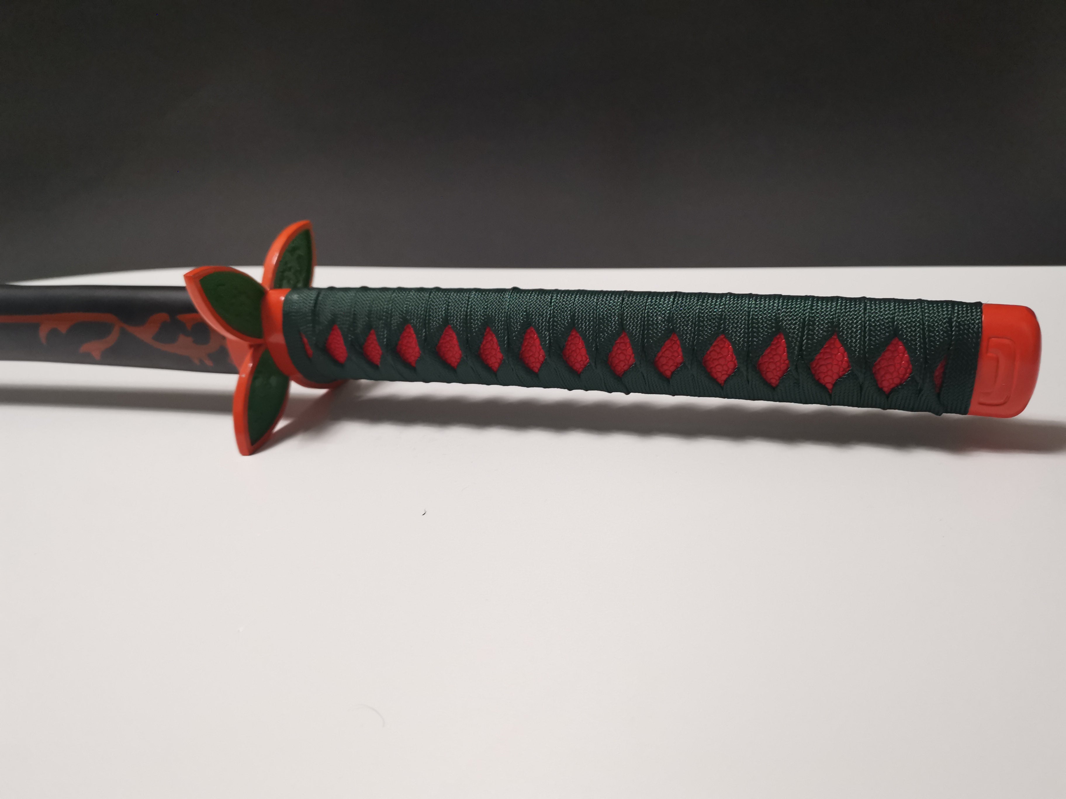 Das Katana der Säule Shinobu aus Demon Slayer. Sie ist die Insekten Hashira aus der beliebten serie Kimetsu no Yaiba auch bekannt als Demon Slayer. Shinobu verwendet nur ihre Klingenspitze und versetzt diese mit Gift. Die Dämonen Jäger bezwingen mit ihren Katanas ihre feinde um die Menschen vor den Dämonen zu schützen.