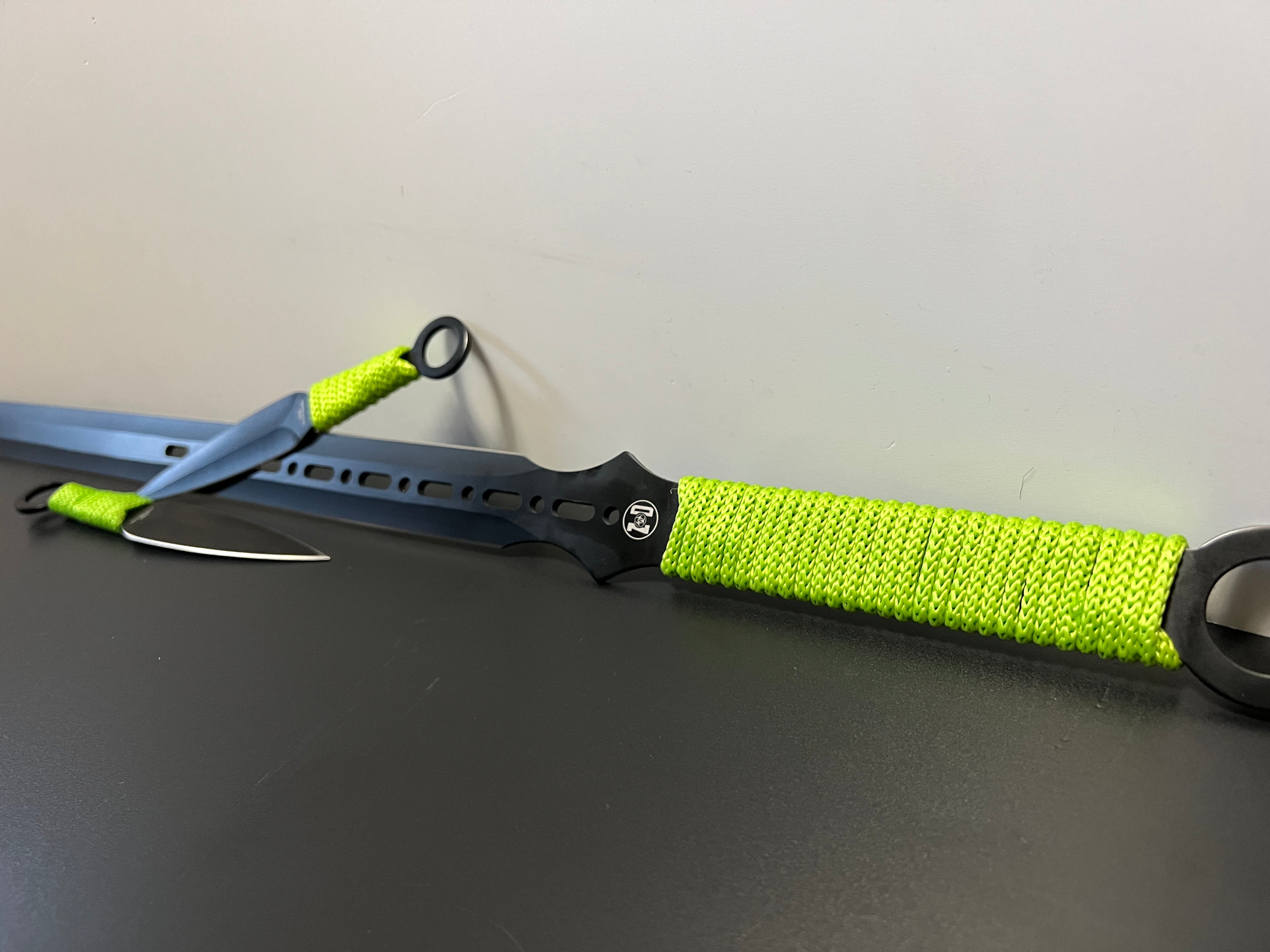 Zombie apocalypse sword with 2 throwing knives