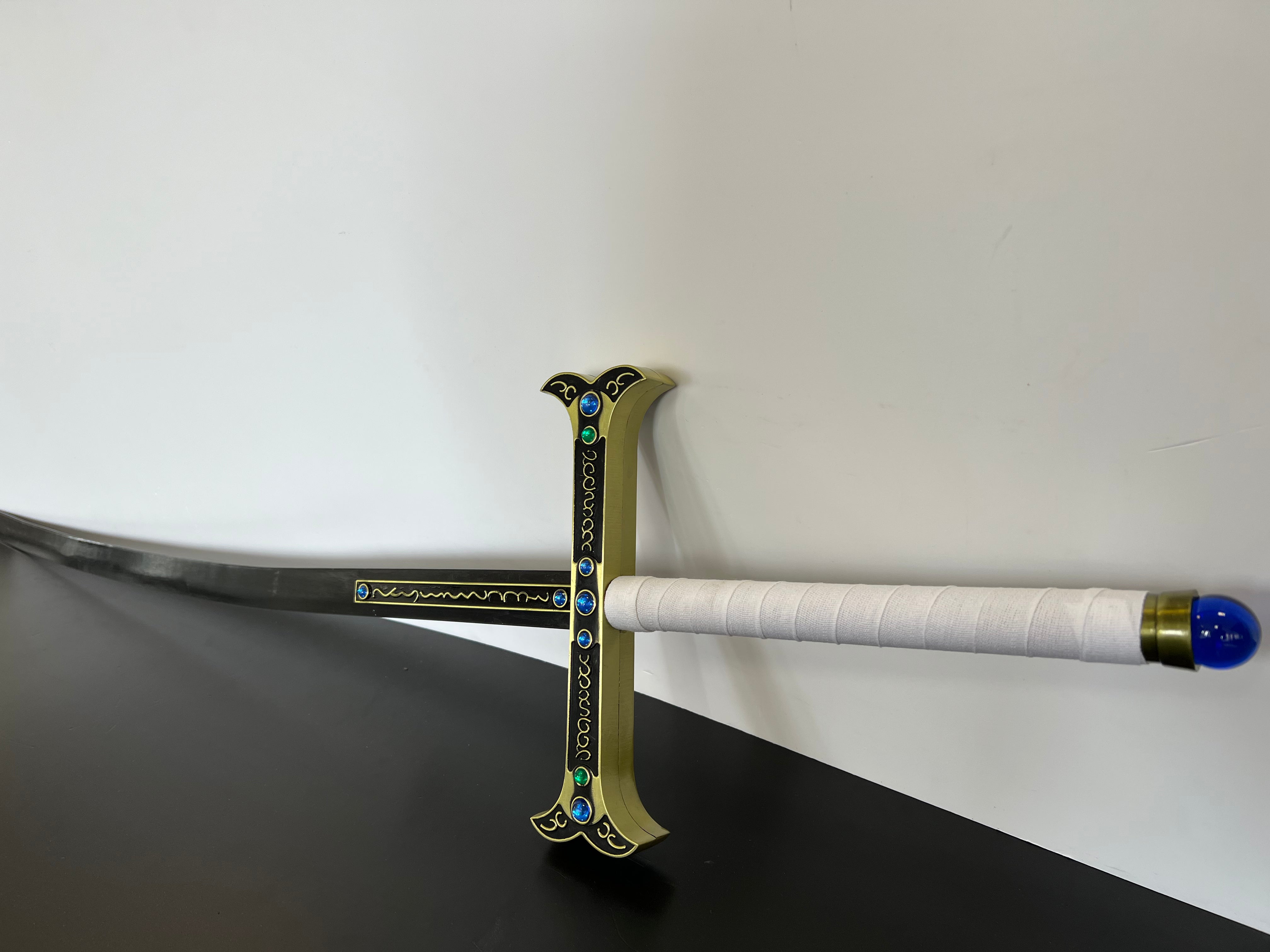 Das Schwert von Falkenauge Mihawk. Sein Schwert gehört zu den zwölf Saijo O Wazamono und ist bekannt als schwarzes Schwert. Das Schwert von Mihawk soll Gerüchten zu folge das stärkste Schwert der Welt sein und Mihawk selbst ist nicht nur der beste Schwert Kämpfer sondern gehörte auch zu den sieben Samurai der Weltmeere.