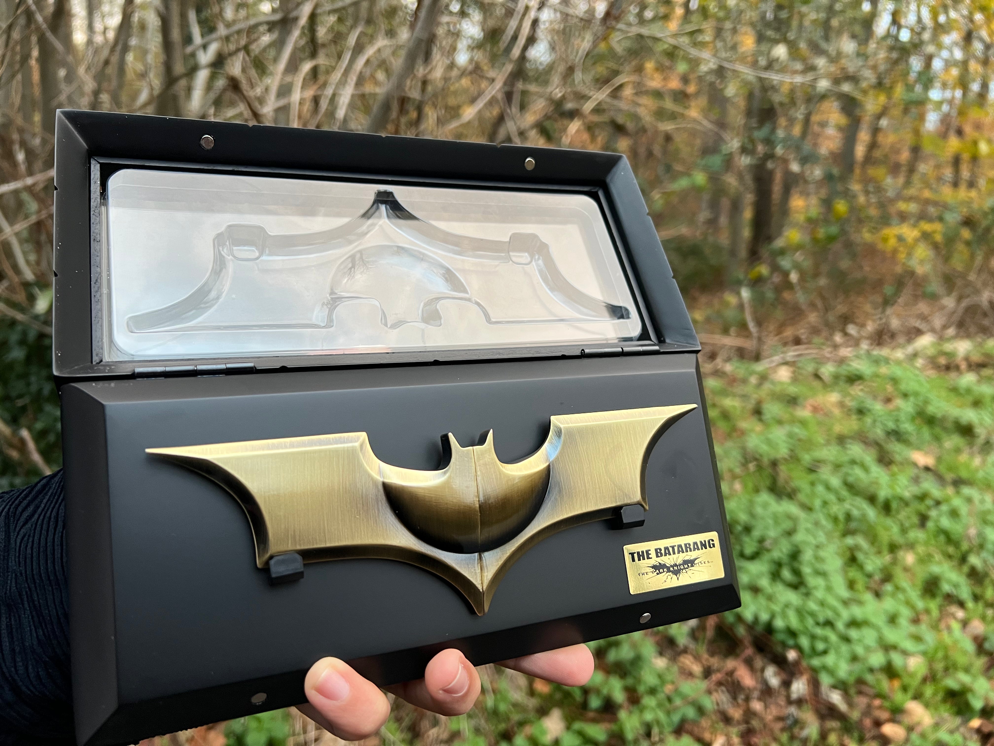 1zu1 Batarang with Wall Mount - Batman