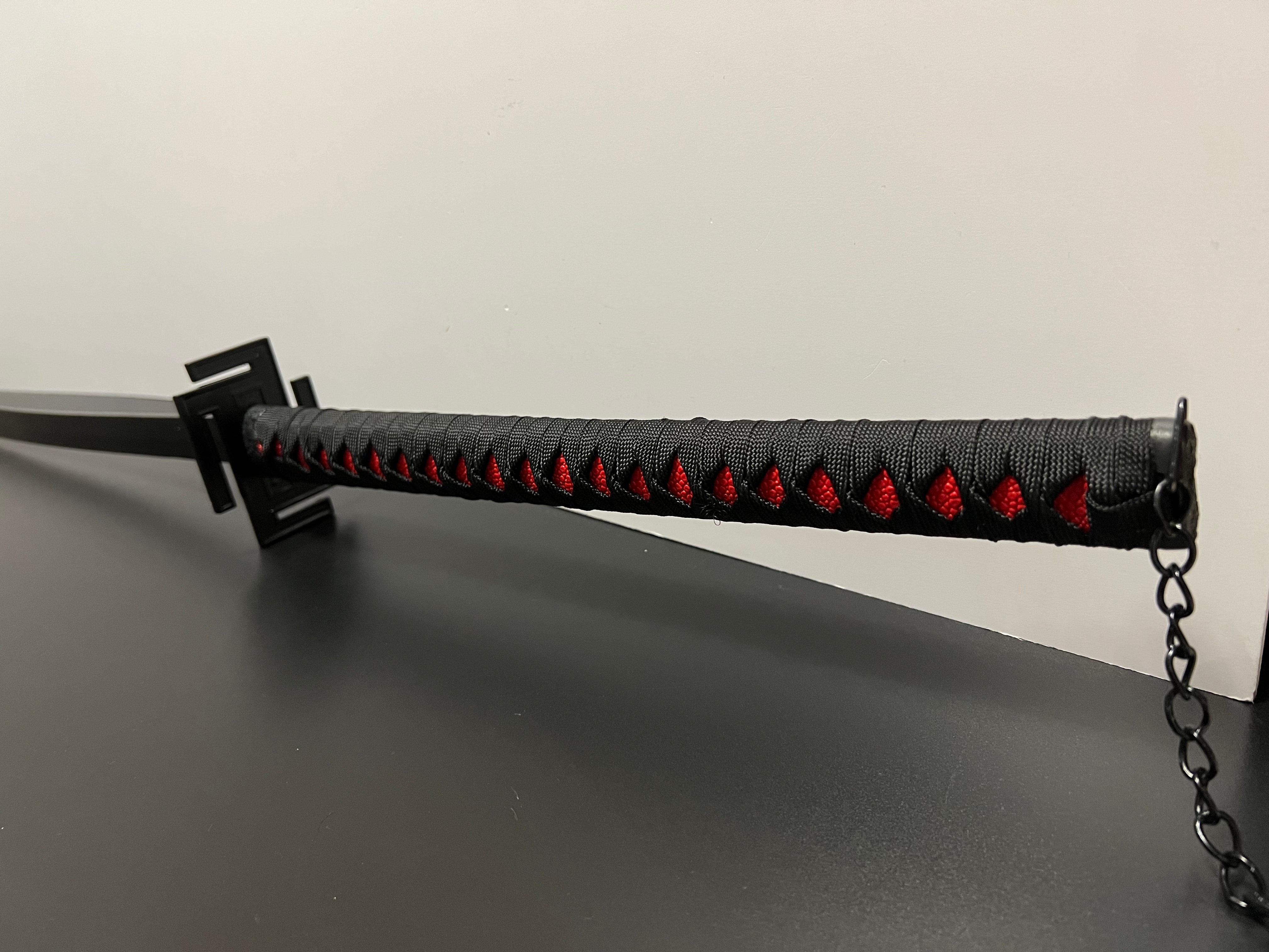 Das Katana des Hauptprotagonist Ichigo aus Bleach. Ichigo Kurosaki ist ein 15 Jähriger Schüler welcher aufgrund der Begegnung mit Rukia Kuchiki zum Shinigami wird. Schon davor war er in der Lage Geister zu sehen, doch nun ist er auch in der Lage diese auszutreiben. Das Schwert ist in der Bankaiform und hat als Handschutz die Form des Manji. In der Bankaiform ist Ichigo um ein vielfaches stärker und ist außerdem auch schneller.