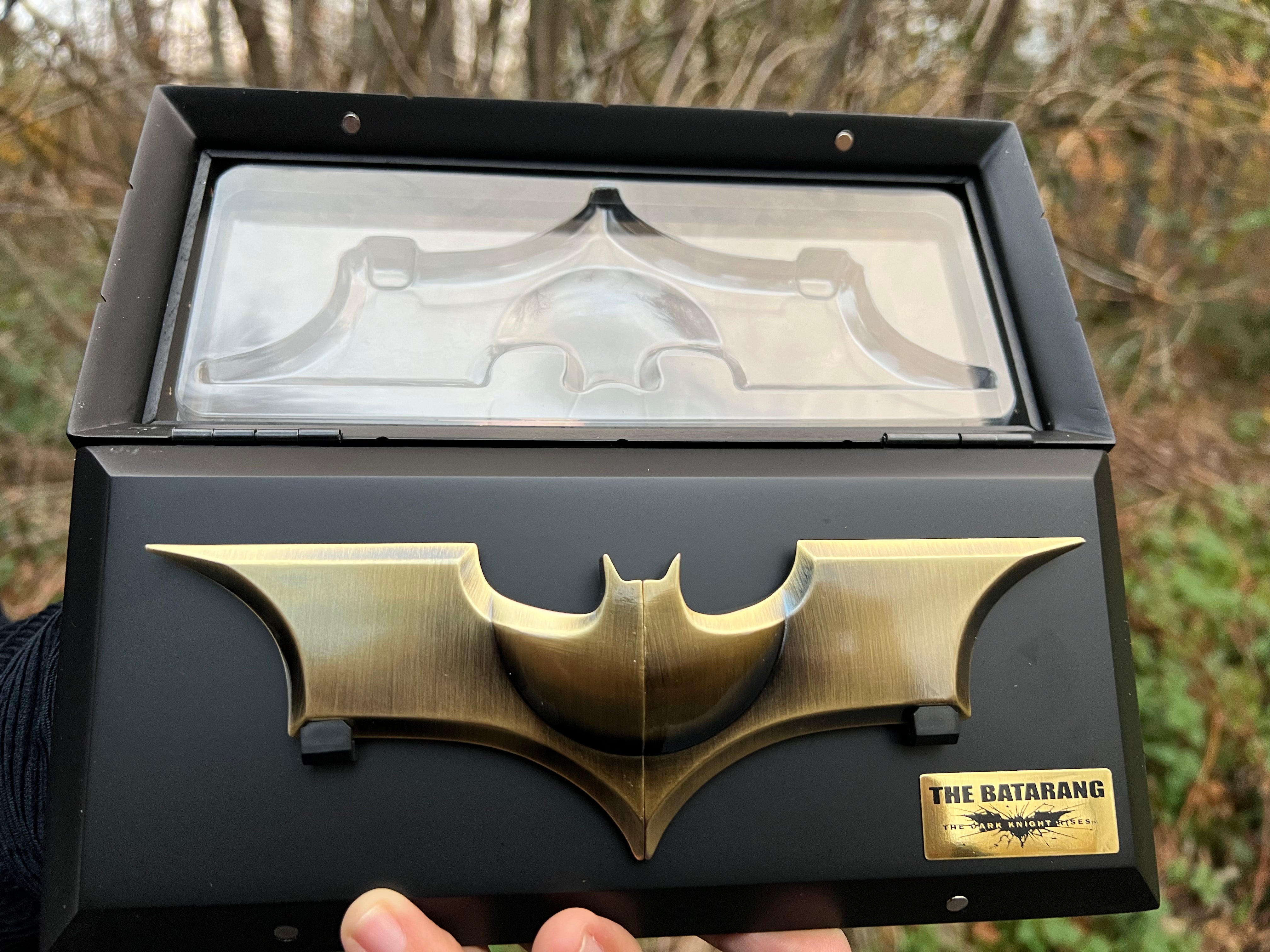 1zu1 Batarang with Wall Mount - Batman