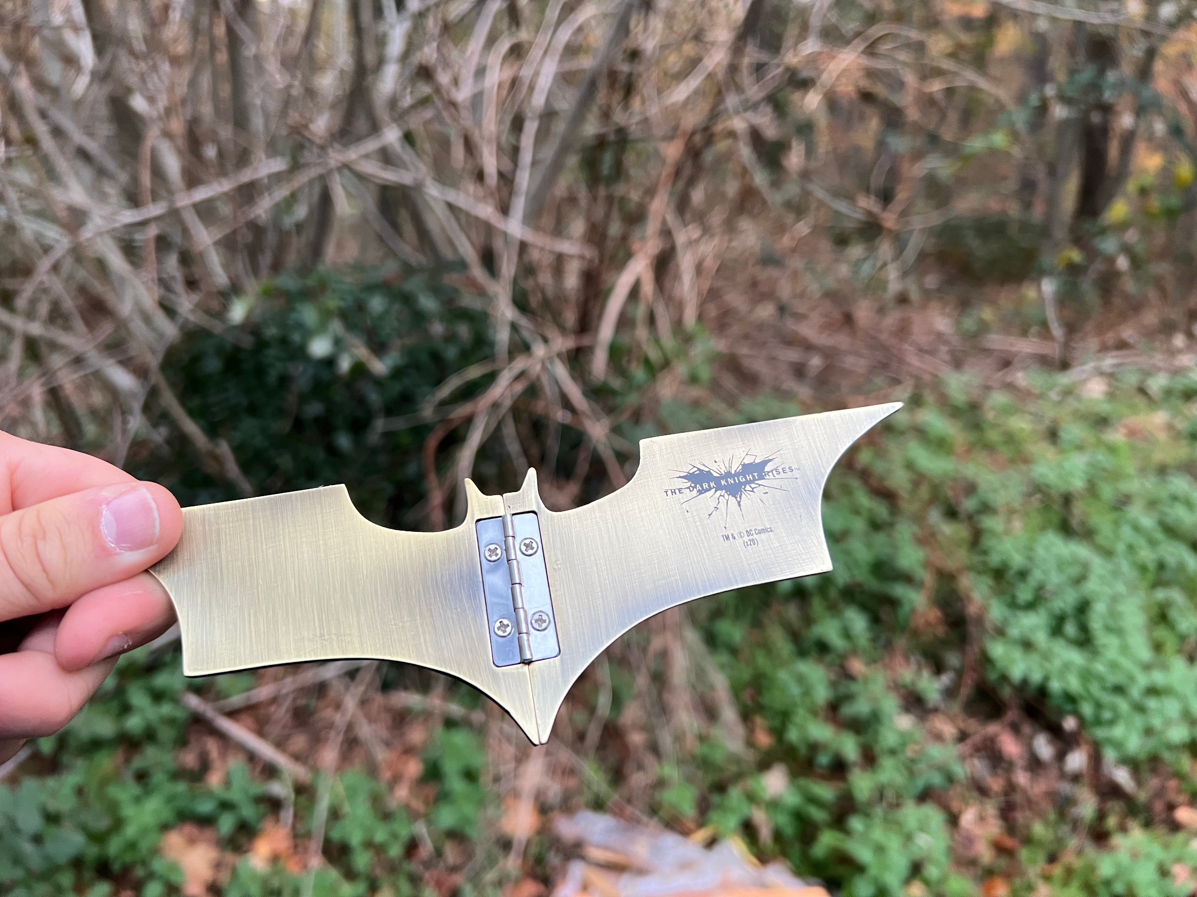 1zu1 Batarang with Wall Mount - Batman
