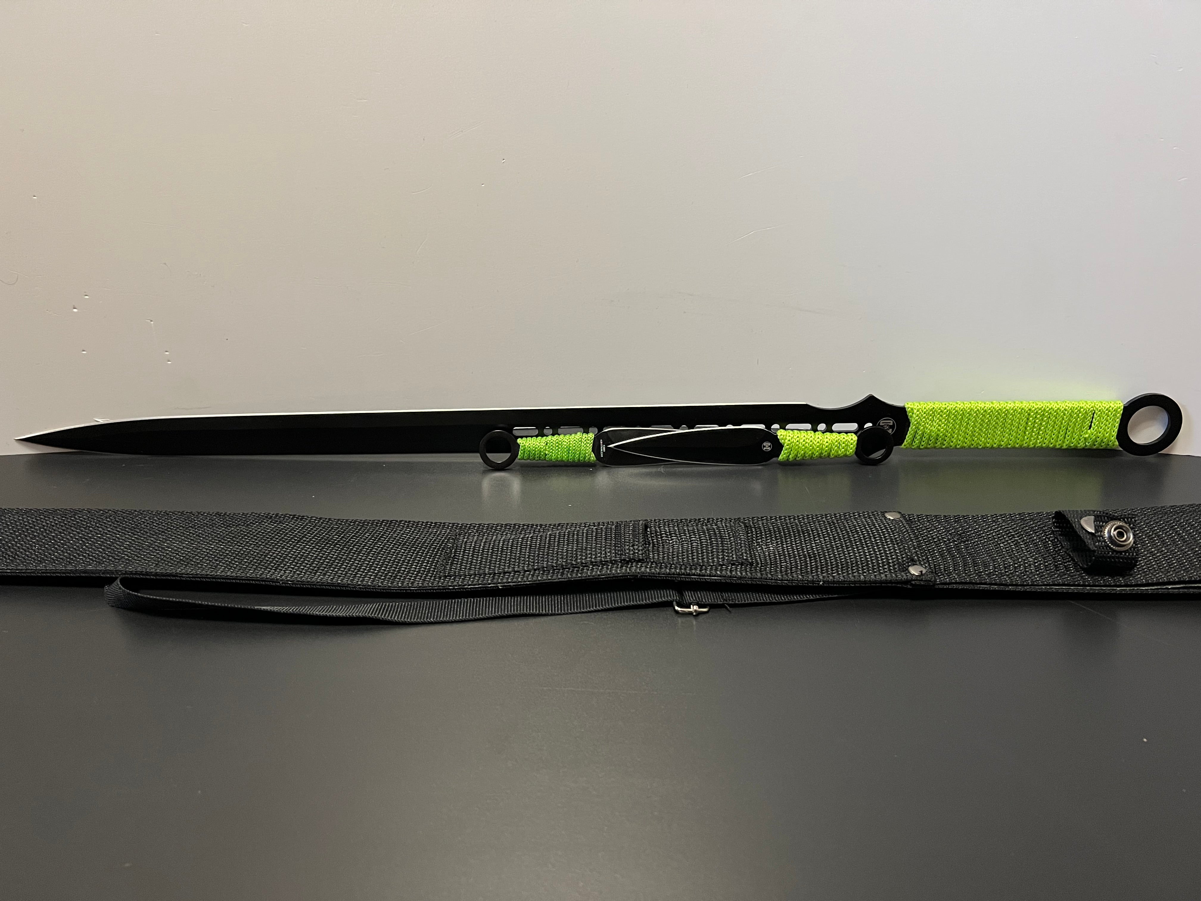 Zombie apocalypse sword with 2 throwing knives