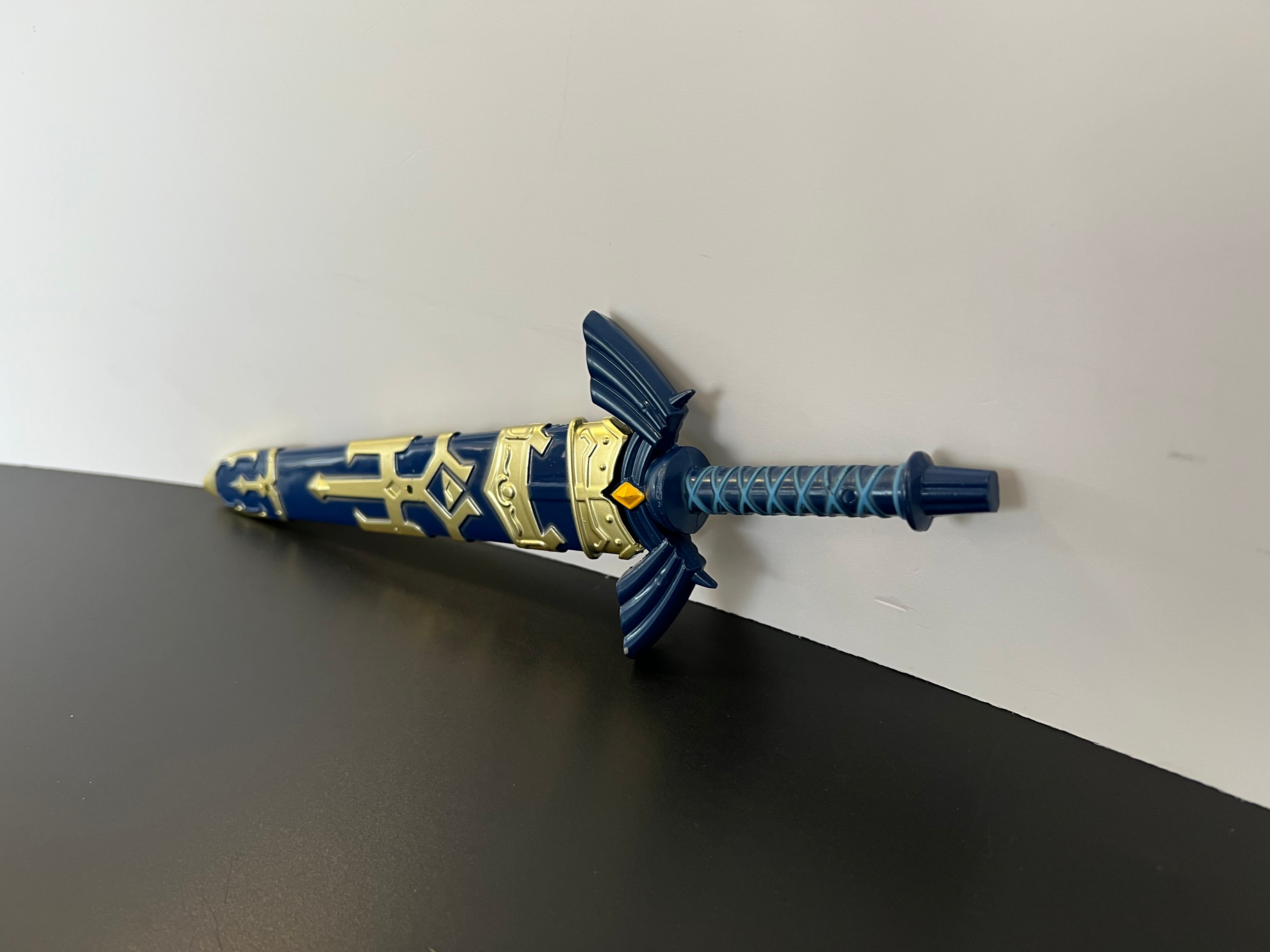 Das Schwert aus dem Spiel Legend of Zelda in Form eines Dolches. Das Master Schwert ist die Waffe des Hauptcharackters Link. Die Waffe gehört zu den stärksten Waffen aus dem Spiel und das Spiel zieht sich über mehrere Zeitepochen.