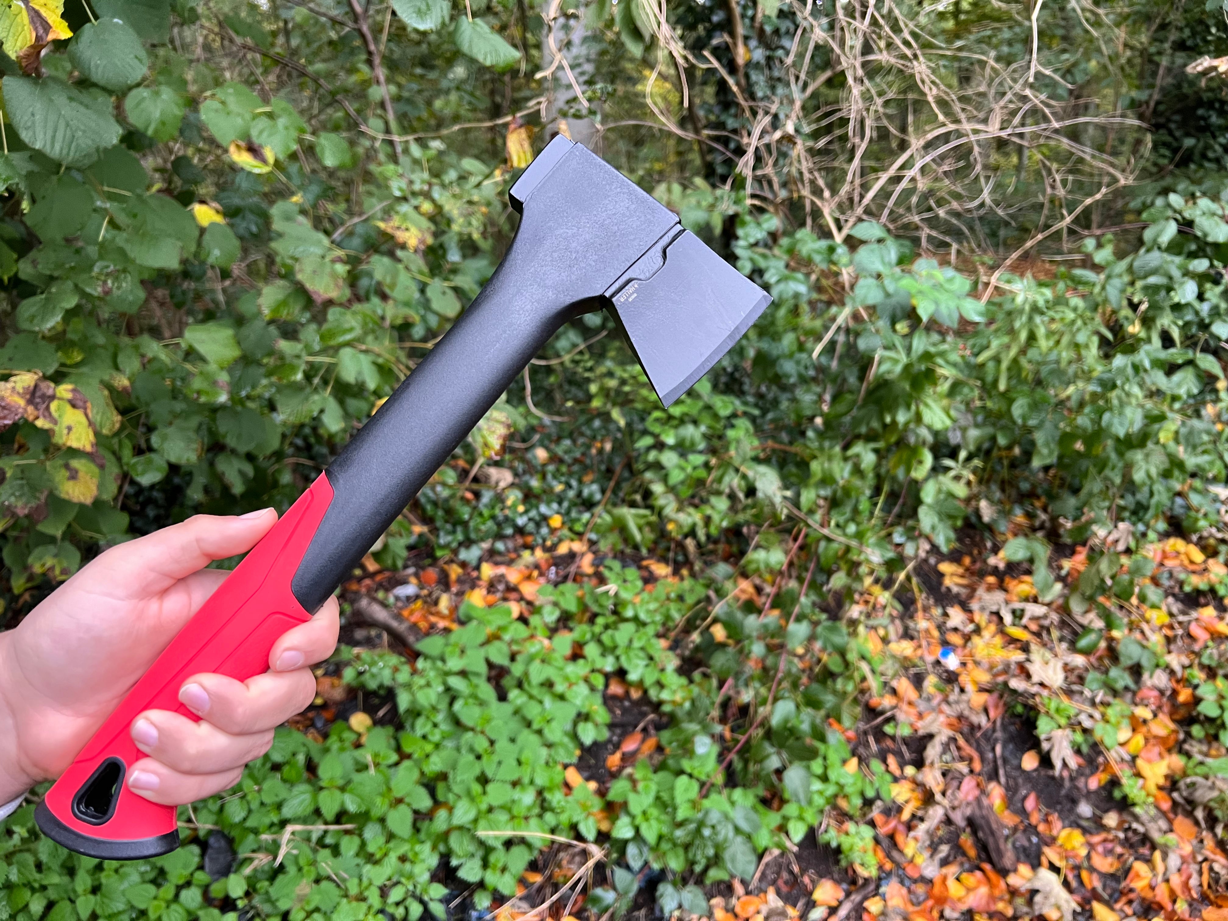 Robust outdoor ax with transport protection and non-slip handle-Ideal for Camping &amp; Survival